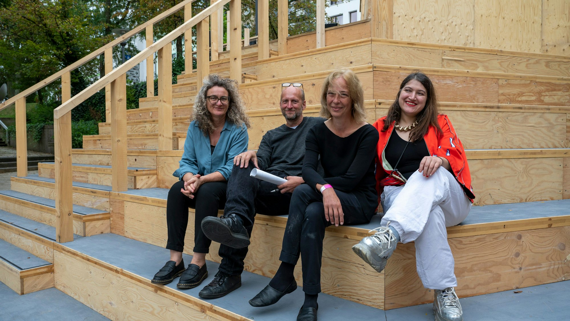 Professorin Susanne Kohte und Kollegen auf der Treppe am Ebertplatz