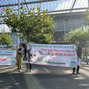 Gisela Lauenstein, Kea Güldenstern, Jan Pehrke und Marius Stelzmann, Aktivisten der „Coordination gegen Bayer-Gefahren“, mit Anti-Glyphosat-Transparenten vor der Bayer-Zentrale