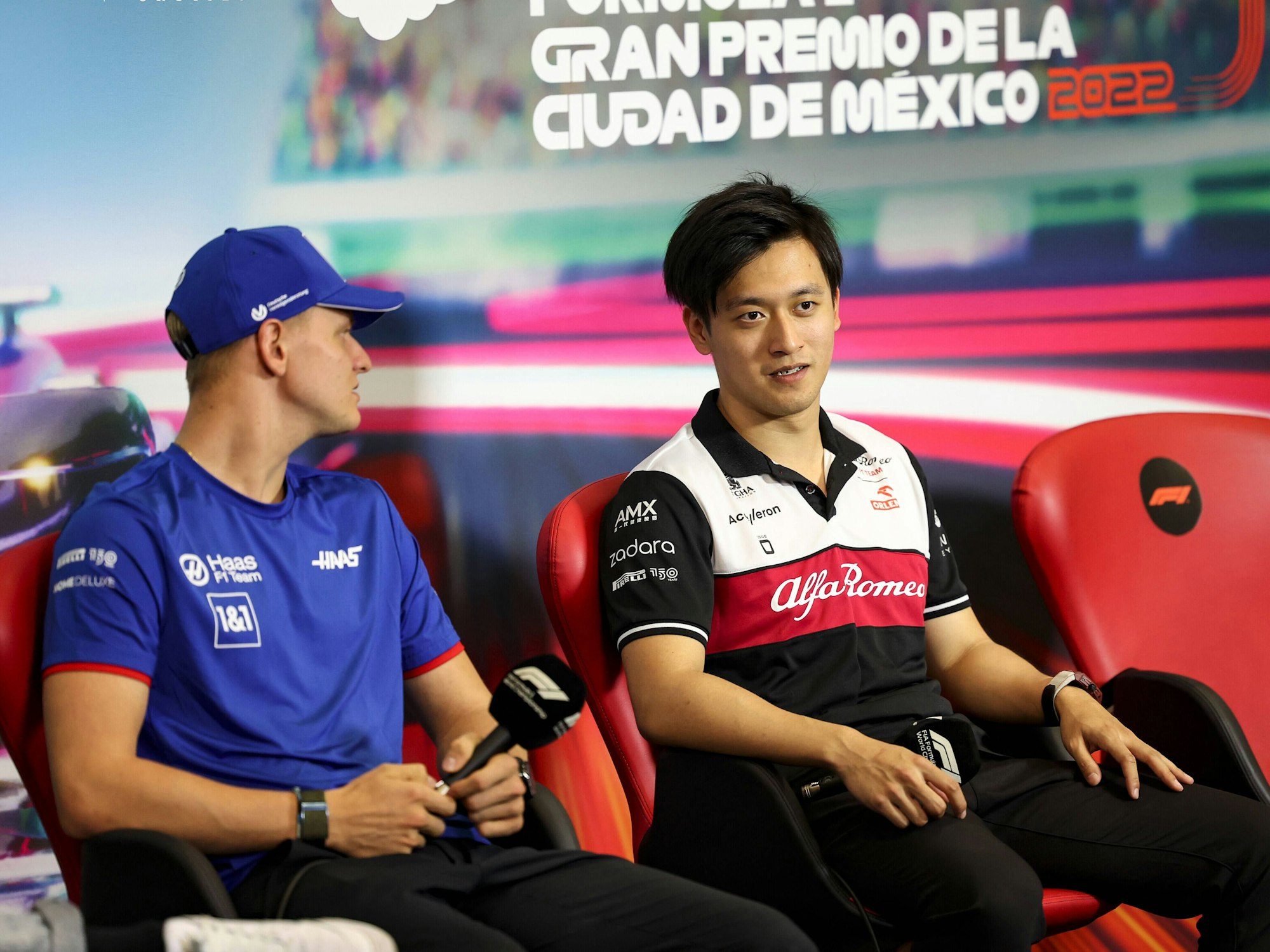Mercedes-Testpilot Mick Schumacher (l.) gemeinsam mit Alfa-Romeo-Fahrer Zhou Guanyu bei einer Pressekonferenz am 27. Oktober 2022.
