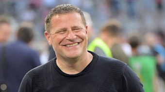 Max Eberl grinst am 12. August 2023 am Spielfeldrand der Allianz-Arena vor dem Supercup-Spiel von RB Leipzig gegen den FC Bayern München.