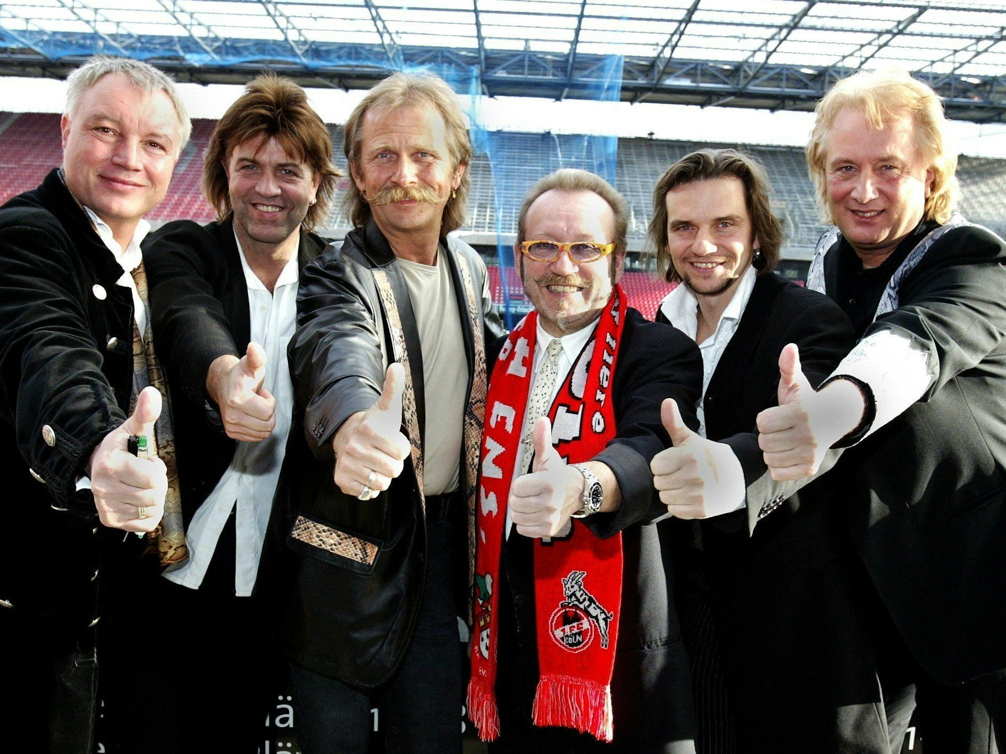Das Kölner Sextett "Die Höhner", bestehend aus Henning, Hannes, Janus, Peter, Ralle und Jens, posiert am 7. Januar 2004 im Kölner Rhein-Energie-Stadion anlässlich der Präsentation ihres Studioalbums.