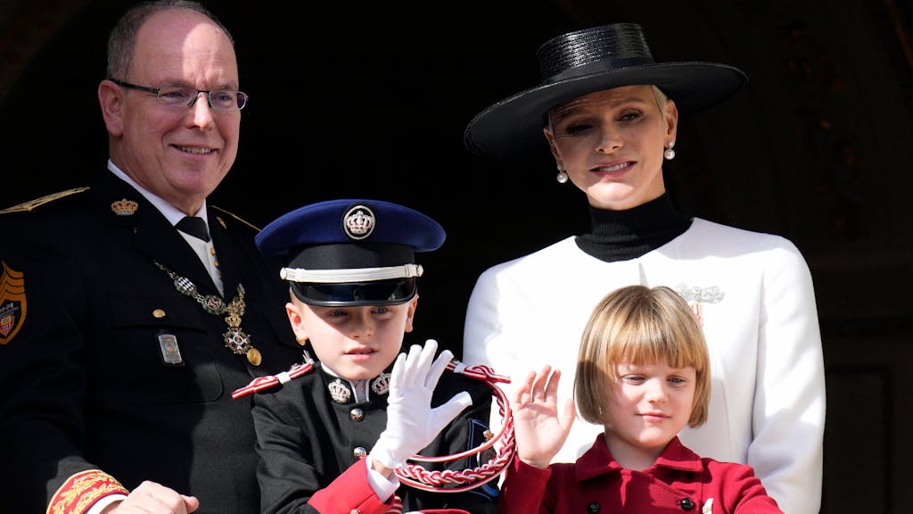 Fürst Albert II. (l) von Monaco und Fürstin Charlene, stehen im November 2011  mit ihren Kindern Prinz Jacques und Prinzessin Gabriella auf dem Balkon des monegassischen Palastes.
