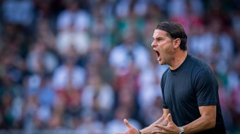 Gerardo Seoane reißt den Mund auf und gibt lautstark Kommandos beim Spiel von Borussia Mönchengladbach gegen Bayern München am 2. September 2023.