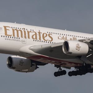 Ein Airbus A380 der arabischen Fluggesellschaft Emirates hat in deutschem Luftraum eine Luftnotlage erklärt.