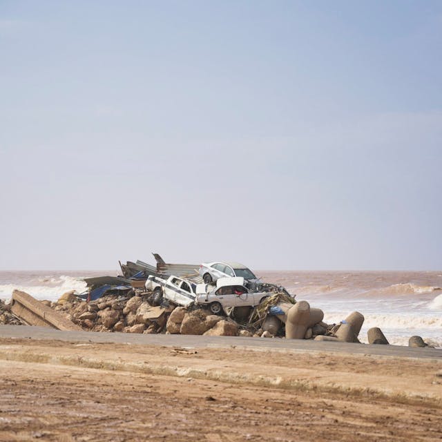 11.09.2023, Libyen, Darna: Auf diesem von der libyschen Regierung zur Verfügung gestellten Bild stapeln sich Autos am Ufer in Darna, Libyen, nachdem sie von den Fluten mitgerissen wurden. Der Mittelmeersturm Daniel verursachte in Libyen verheerende Überschwemmungen, die Dämme brachen und in mehreren Küstenstädten im Osten des nordafrikanischen Landes ganze Stadtteile wegspülten und Häuser zerstörten. Foto: -/Libysche Regierung via AP/dpa - ACHTUNG: Nur zur redaktionellen Verwendung und nur mit vollständiger Nennung des vorstehenden Credits +++ dpa-Bildfunk +++