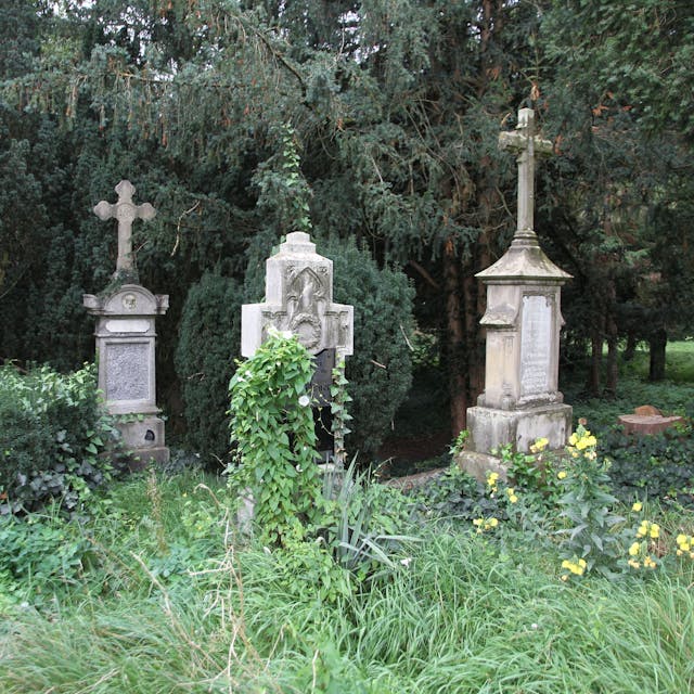 Drei Grabmale aus hellem Stein auf dem alten Siegburger Friedhof an der Johannesstraße