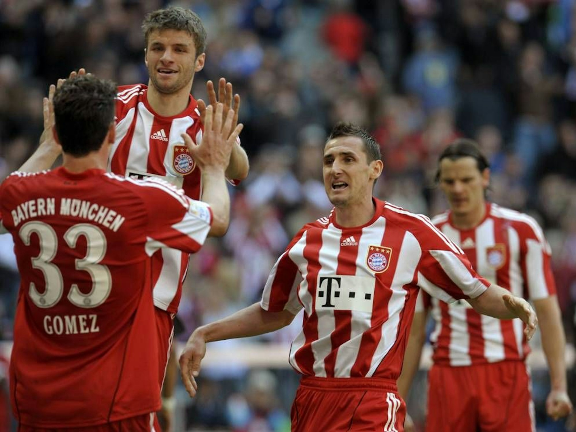 Die Bayern-Spieler bejubeln mit Mario Gomez seinen Hattrick.