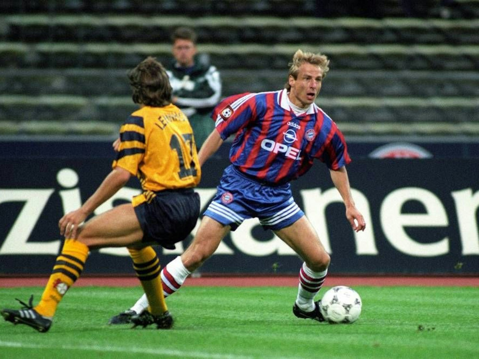 Jürgen Klinsmann in einem Zweikampf