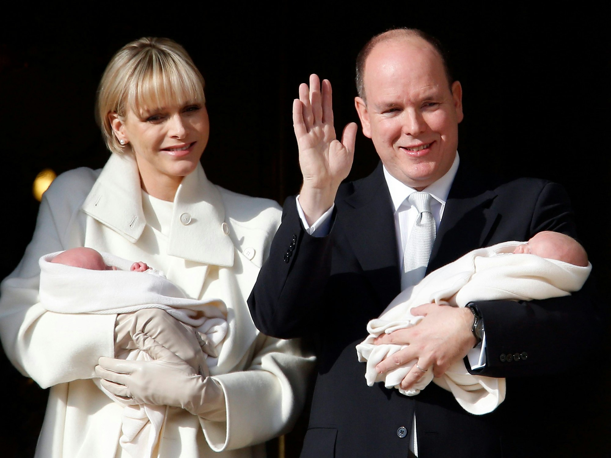 Fürstin Charlène und Fürst Albert II. von Monaco halten ihre Kinder.