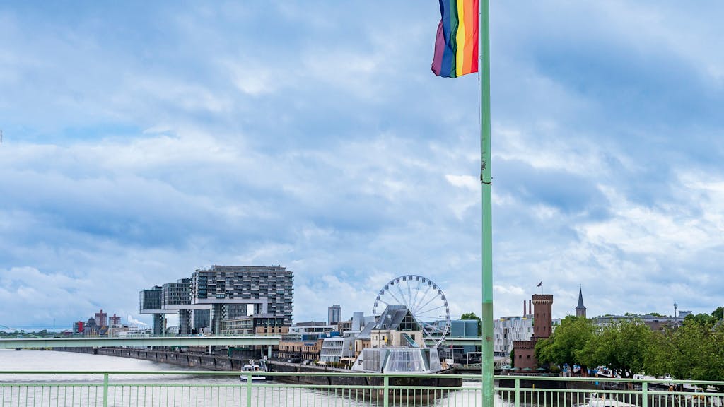 Eine Regenbogenfahne hängt auf der Deutzer Brücke in der Kölner Innenstadt.&nbsp;