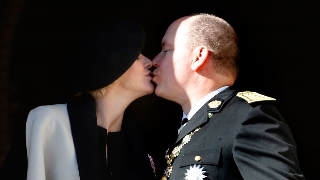 Fürst Albert II. und Fürstin Charlène küssen sich anlässlich des Nationalfeiertages von Monaco.
