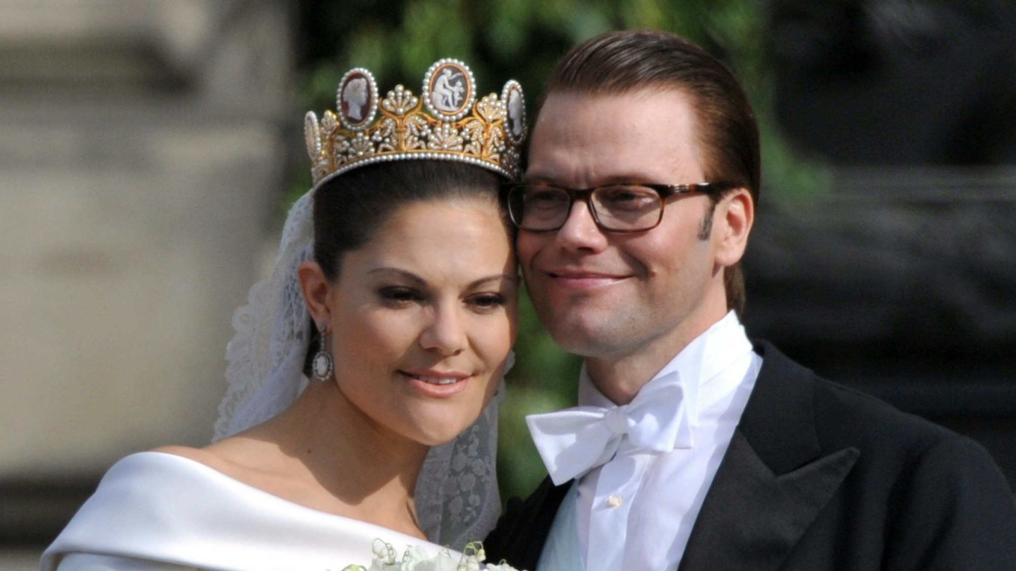 Schwedens Kronprinzessin Victoria und Prinz Daniel stehen nach ihrer Hochzeit auf dem Balkon.