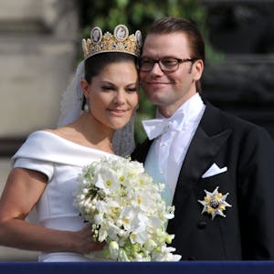 Schwedens Kronprinzessin Victoria und Prinz Daniel stehen nach ihrer Hochzeit auf dem Balkon.