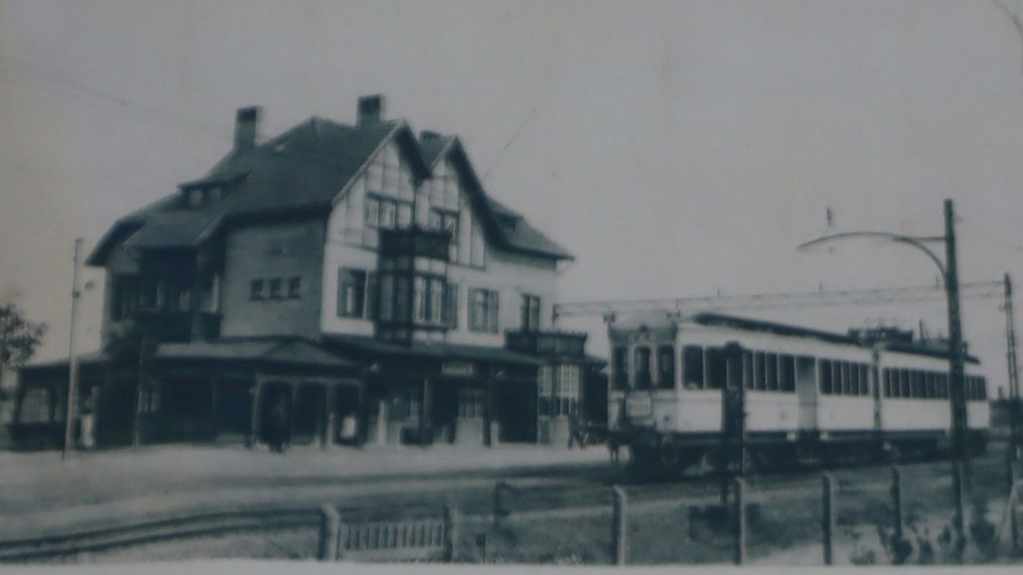 Auf dem Schwarz-Weiß-Foto ist der Bahnhof nach seiner Eröffnung 1905 zu sehen.