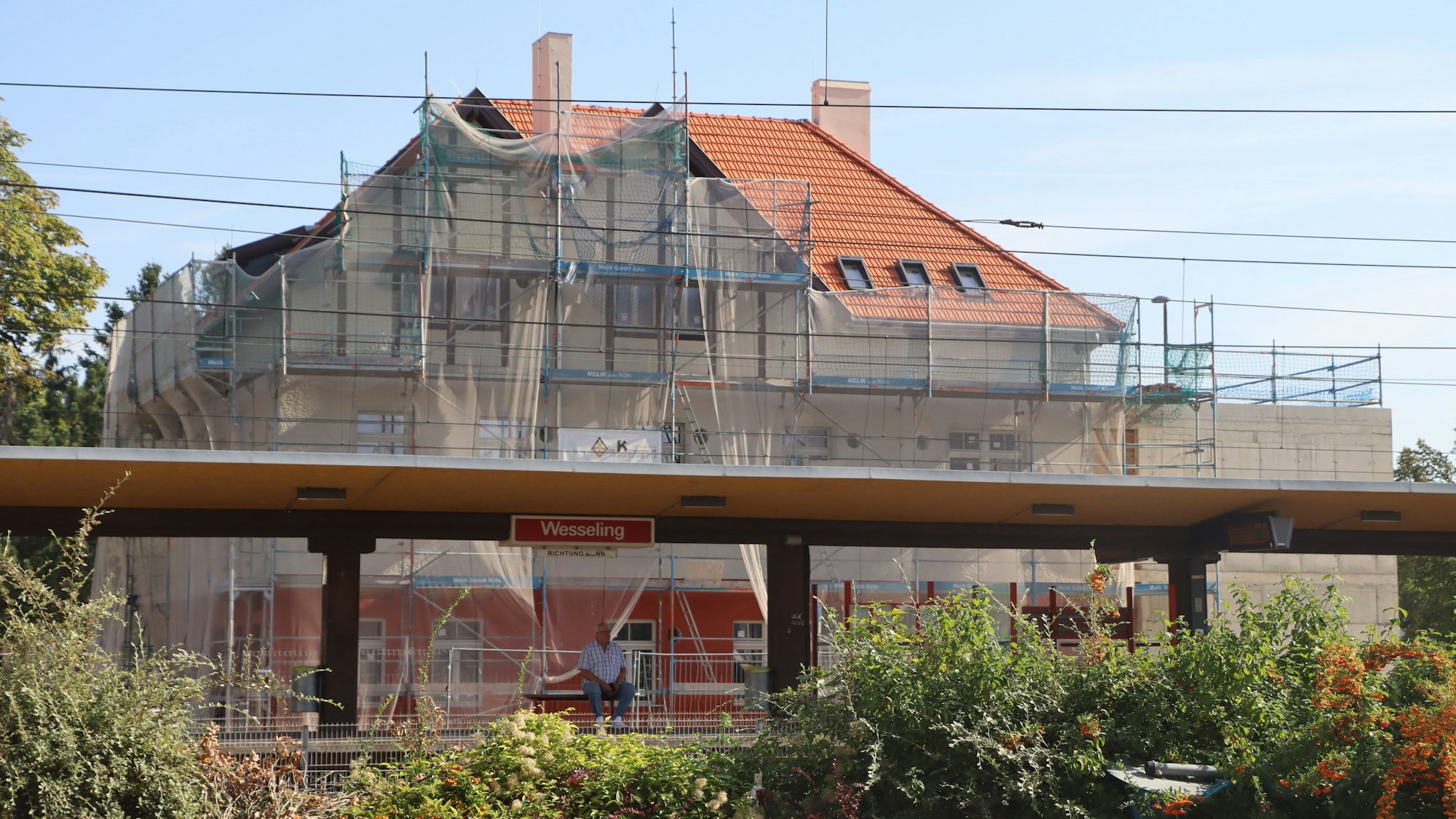 Das Foto zeigt den eingerüsteten Bürgerbahnhof in Wesseling.