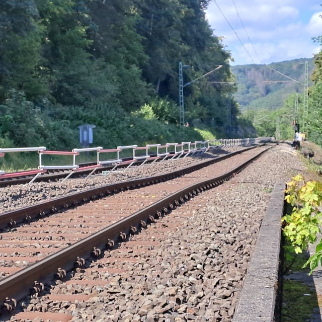 Das Foto zeigt Gleise mit einem deutlich sichtbaren Knick nach unten.