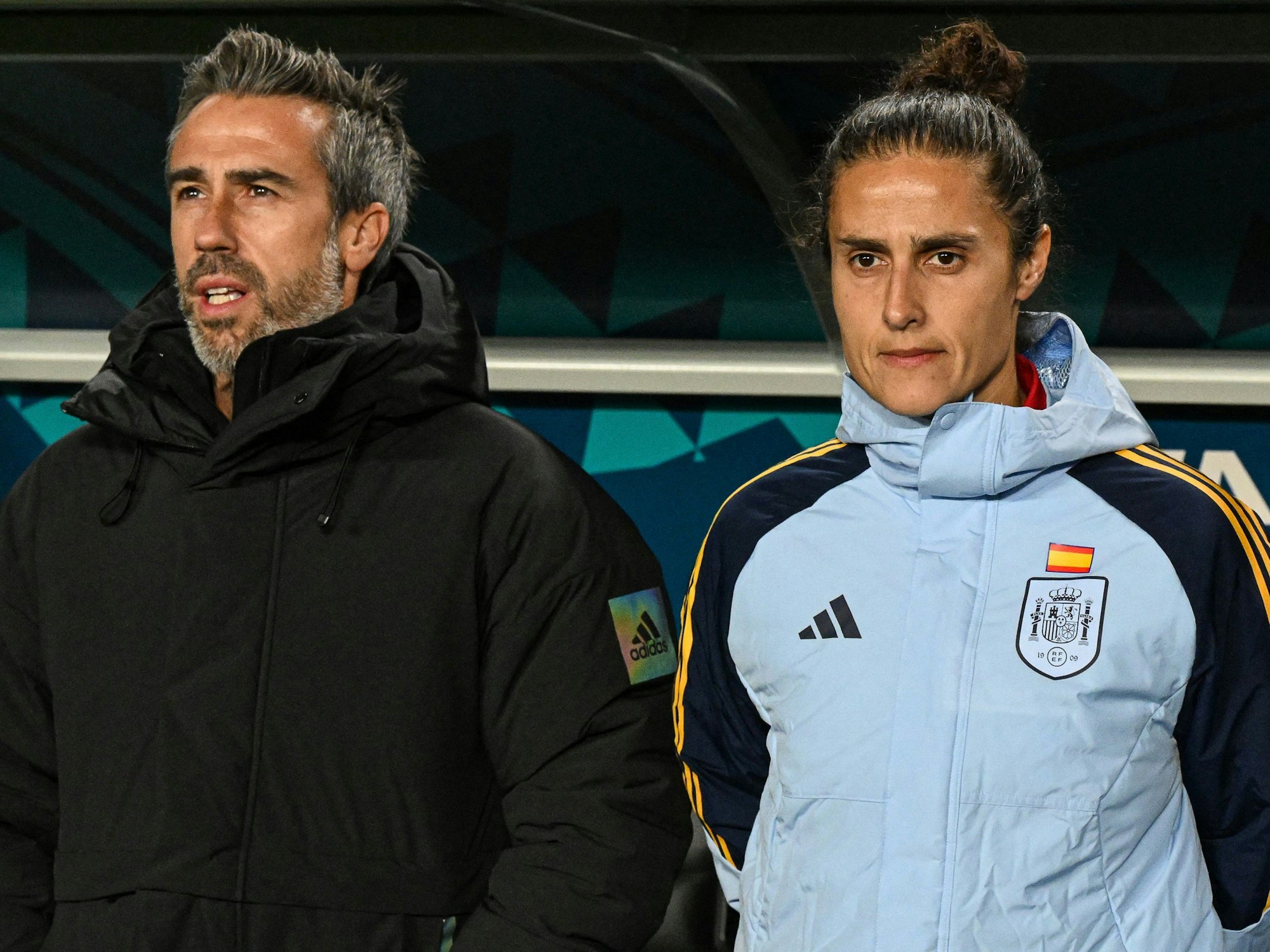 Spaniens Trainer Jorge Vilda und Assistzenztrainerin Montse Tome verfolgen ein WM-Spiel von der Seitenlinie.