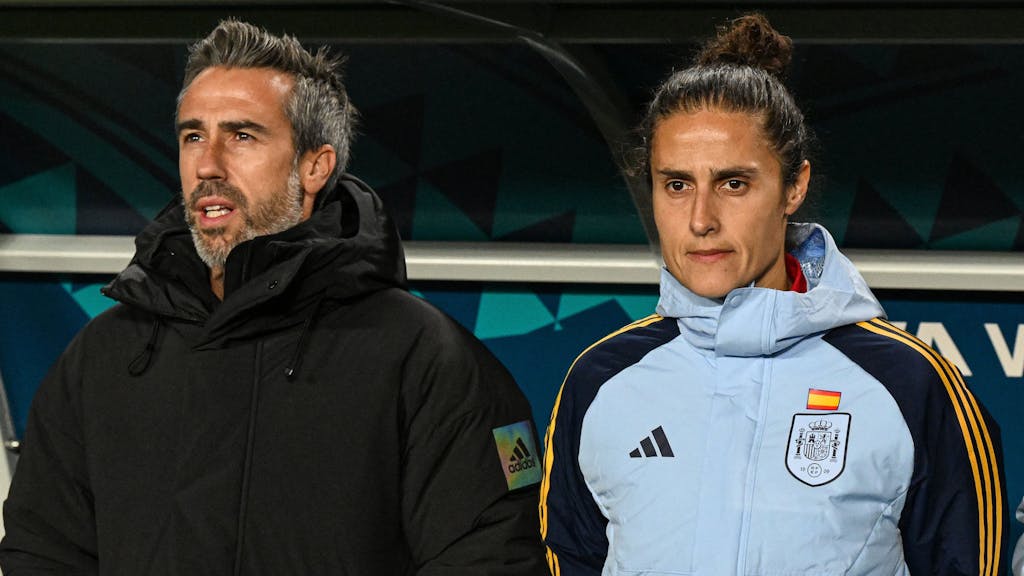 Spaniens Trainer Jorge Vilda und Assistzenztrainerin Montse Tome verfolgen ein WM-Spiel von der Seitenlinie.
