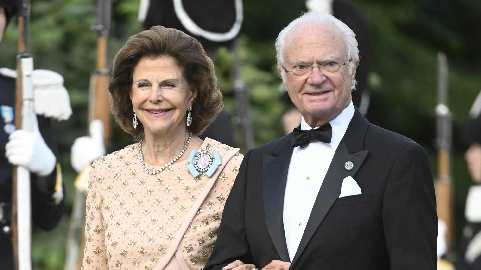 Schwedens Königin Silvia und König Carl XVI. Gustaf treffen am 14. September 2023 im Schlosstheater Drottningholm in Stockholm ein.