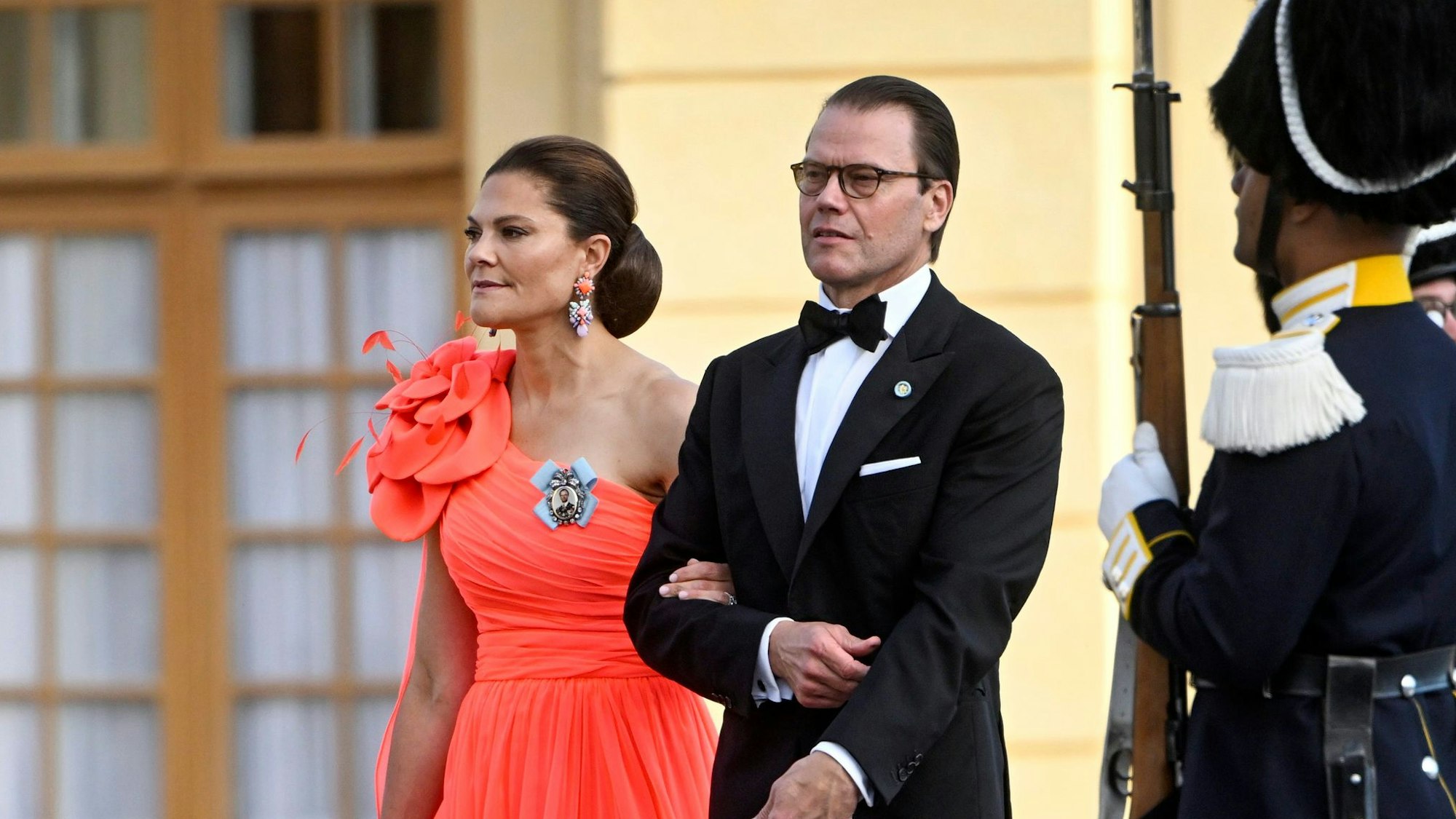 Kronprinzessin Victoria und Prinz Daniel kommen am Donnerstag, 14. September 2023, im Drottningholm Palace Theatre in Stockholm an, um an der Jubiläumsaufführung der Königlichen Oper anlässlich des 50. Jahrestags der Thronbesteigung von König Karl Gustaf von Schweden teilzunehmen.
