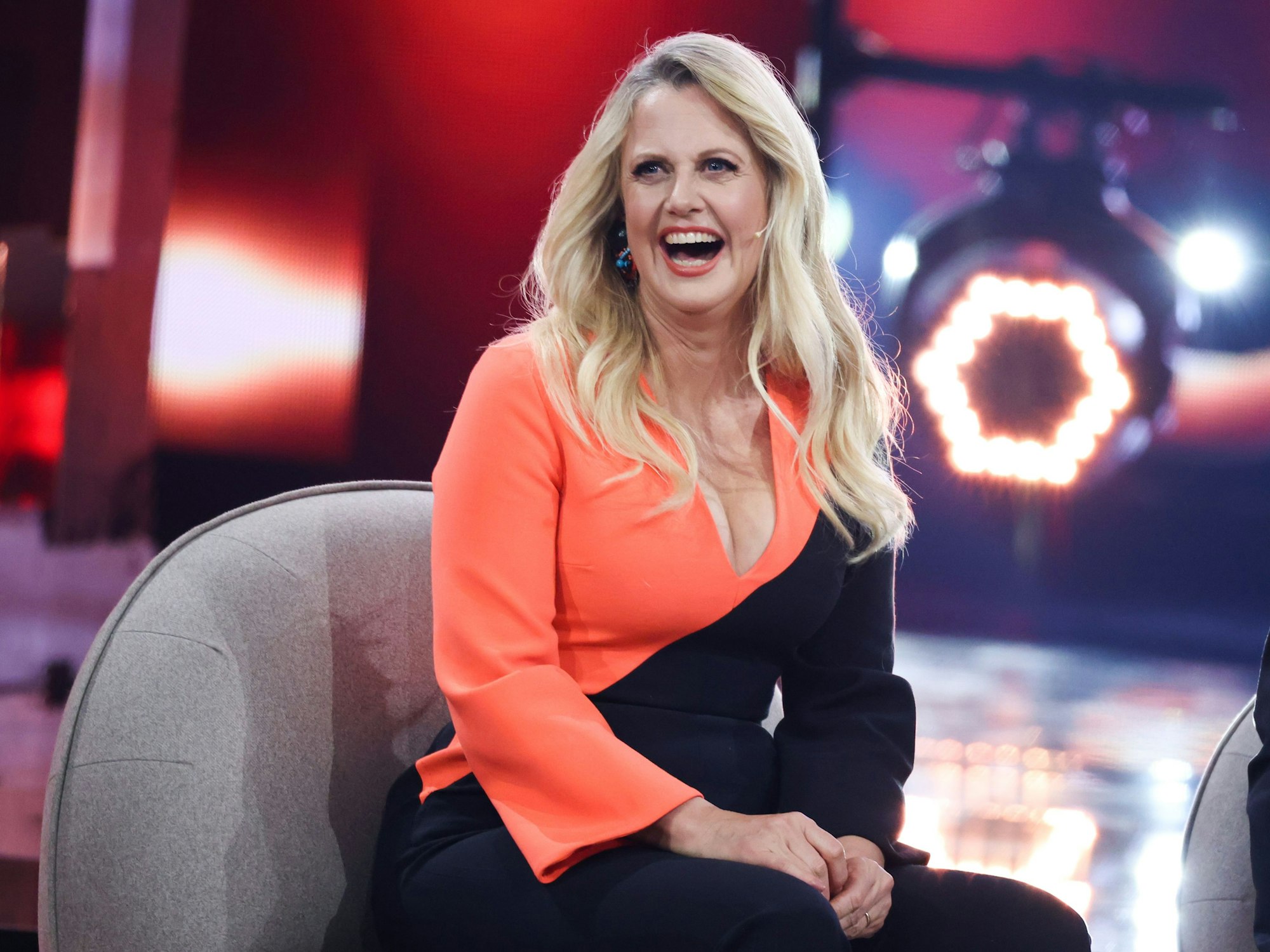 Barbara Schöneberger lacht in der ARD-Show „Verstehen Sie Spaß“.