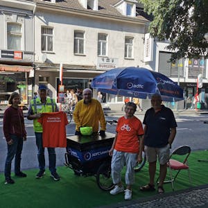 Mitglieder des ADFC besetzten zum „Parking Day“ Parkplätze in Leverkusen.