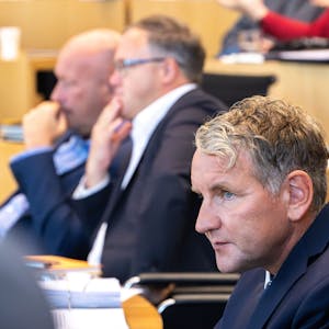 Der rechtsextreme AfD-Chef in Thüringen, Björn Höcke, sitzt im Vordergrund. Dahinter sind Thüringens CDU-Chef Mario Voigt und der FDP-Politiker Thomas Kemmerich zu sehen.