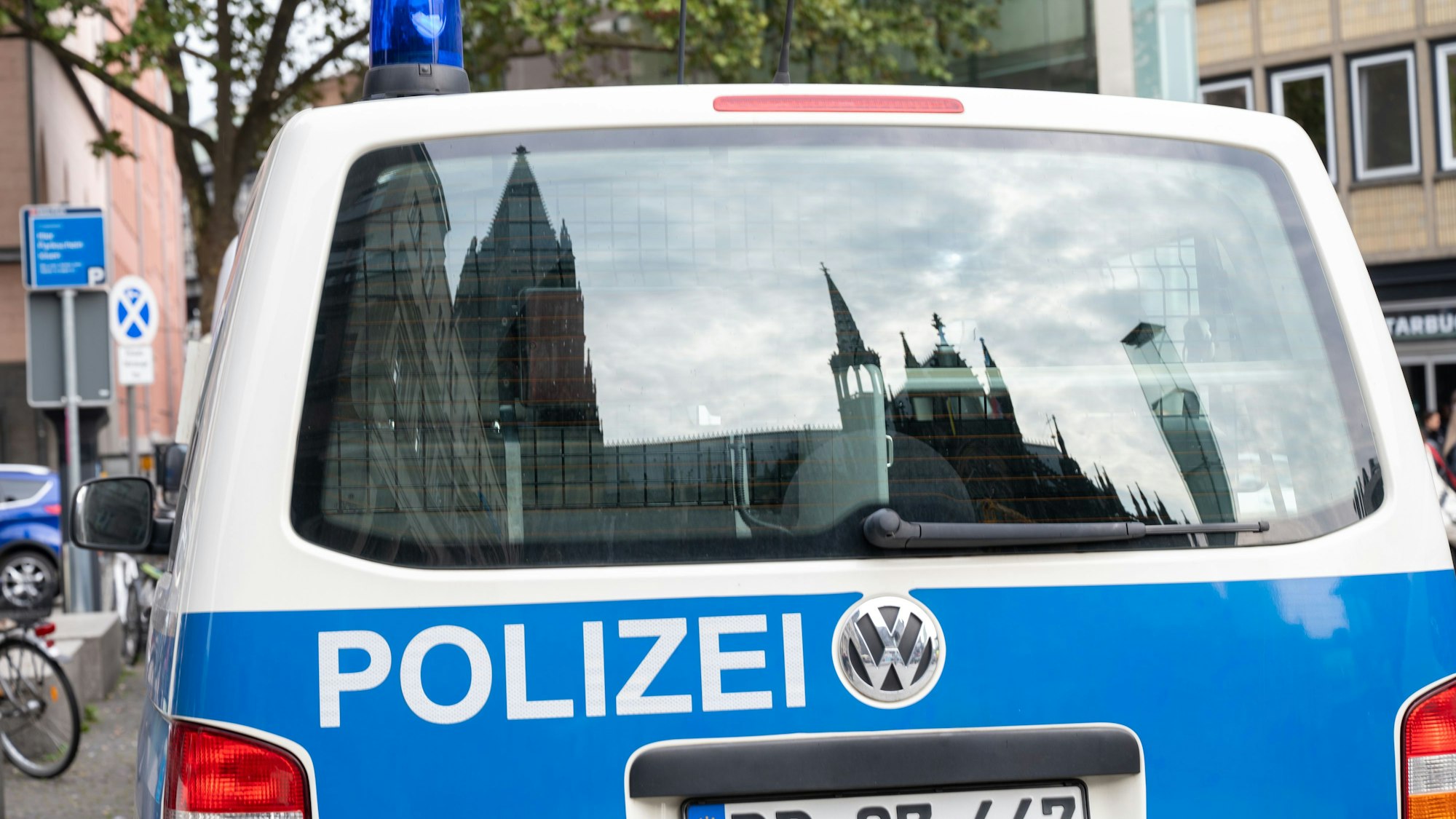 Ein Polizeifahrzeug bei einem Einsatz in Köln.