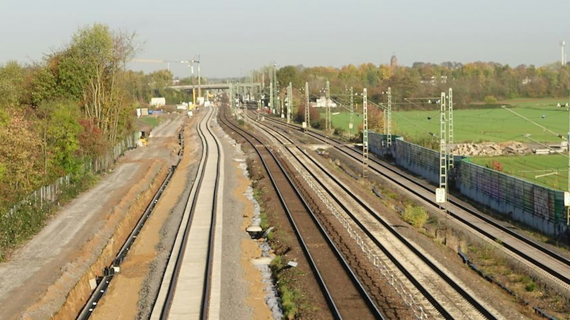 Blick auf die Bahnstrecke Köln-Düsseldorf