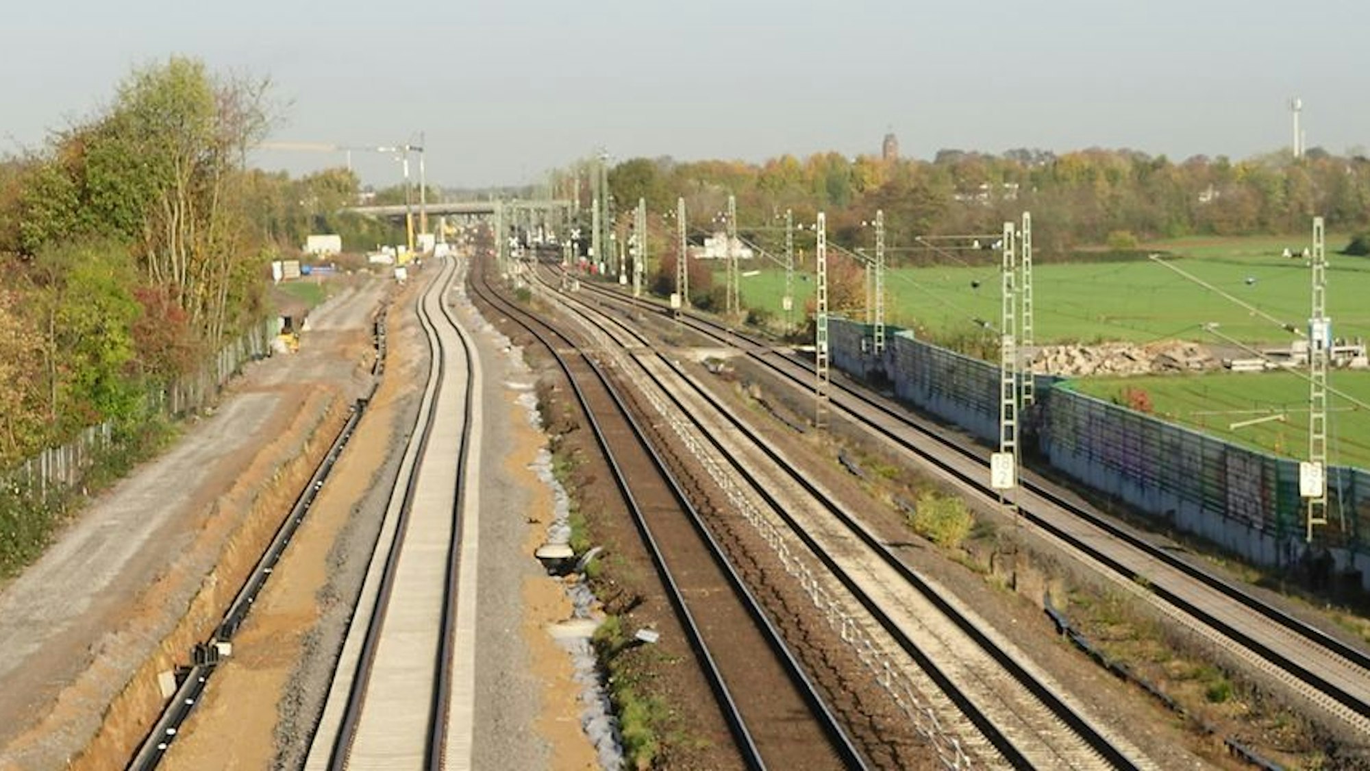 Das Foto zeigt leere Gleise