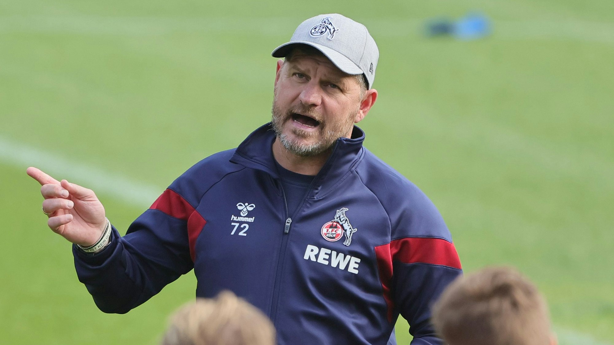 Kölns Trainer Steffen Baumgart gibt im Training Anweisungen.