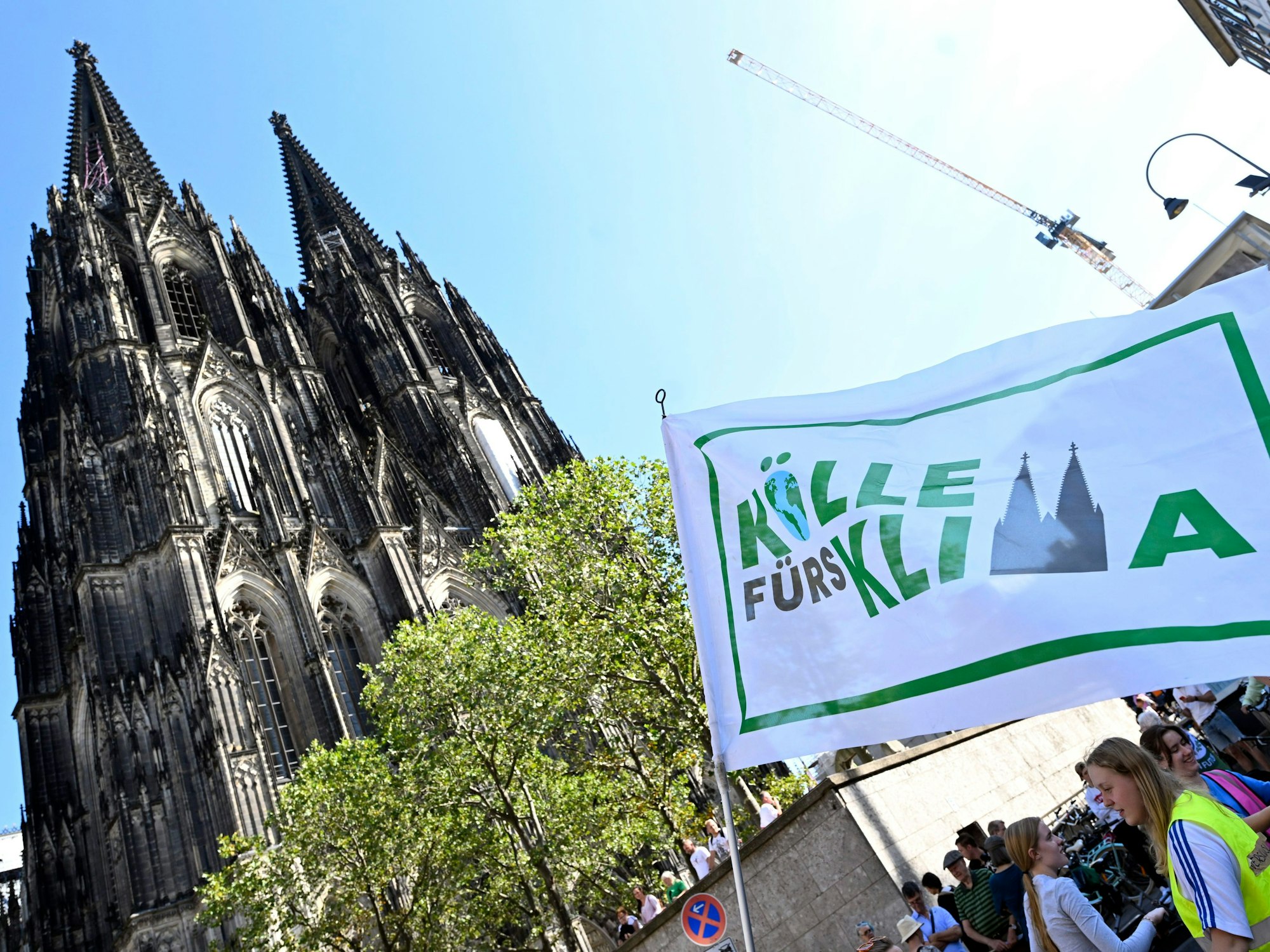 Eine Fahne vor dem Kölner Dom.