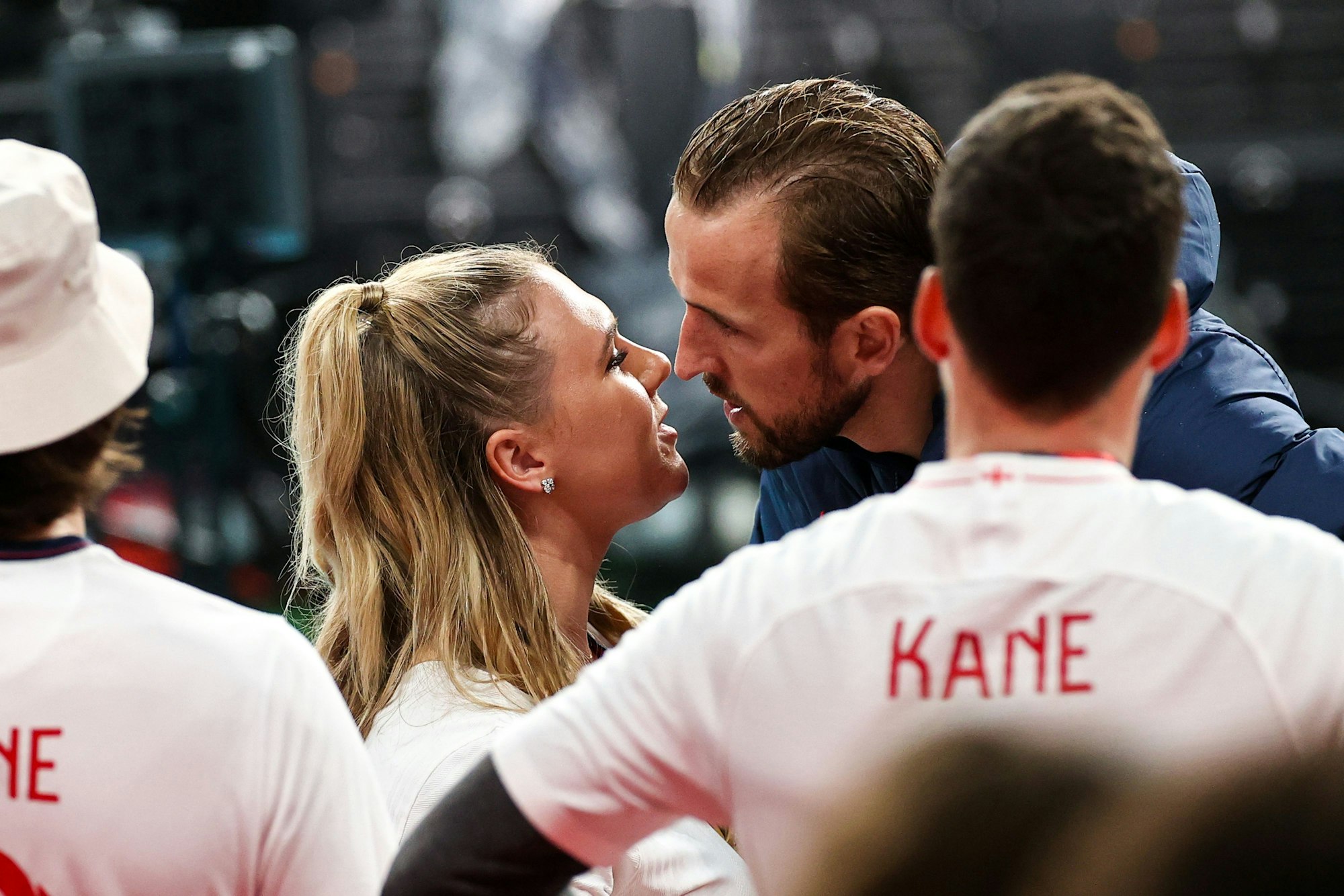 Englands Harry Kane küsst nach dem Spiel seine Frau Katie Goodland.