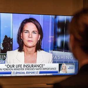 Annalena Baerbock (Bündnis90/Die Grünen), Außenministerin, ist auf einem TV Bildschirm des TV-Senders Fox News während eines Interviews mit Bret Baier zu sehen.