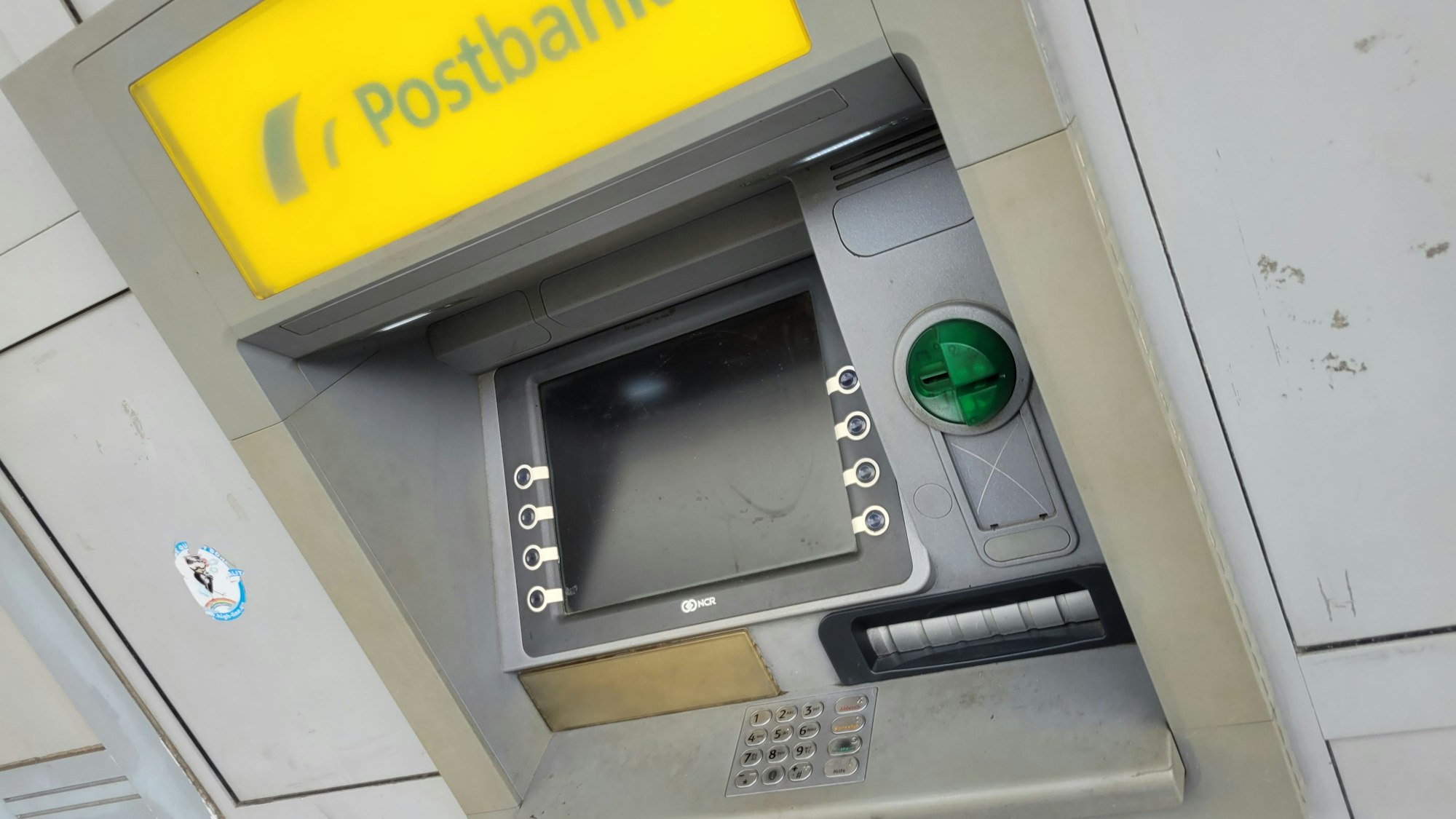 Der Geldautomat an der Waldbröler Vennstraße, der mehrfach von Kriminellen manipuliert worden ist.