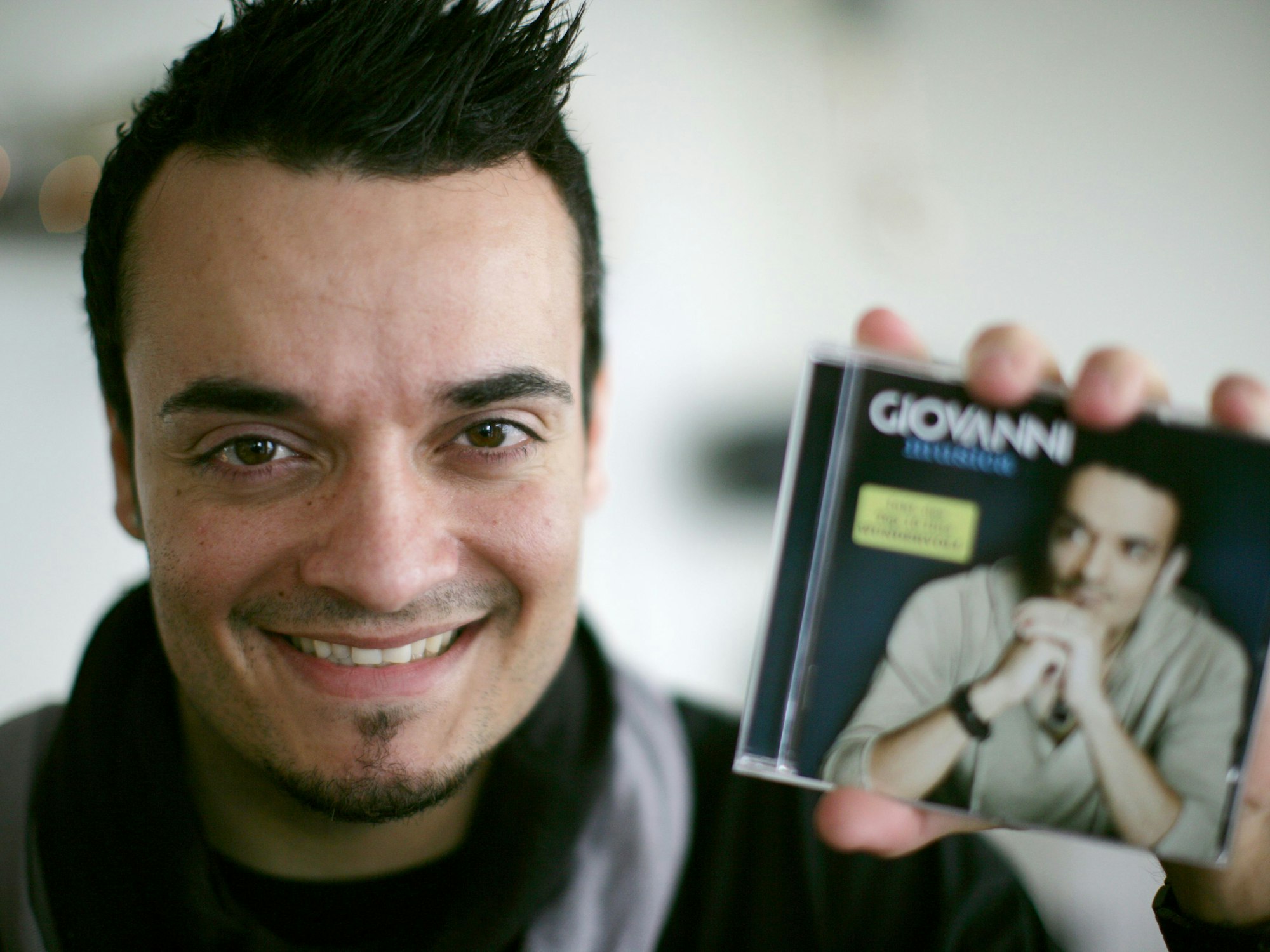 Der Sänger Giovanni Zarrella posiert am Mittwoch (26.11.2008) in einer Pizzeria in Dortmund. Der 30-Jährige, der vor kurzem zum ersten Mal Vater geworden ist, stellte hier sein neues Album "Musica" vor.