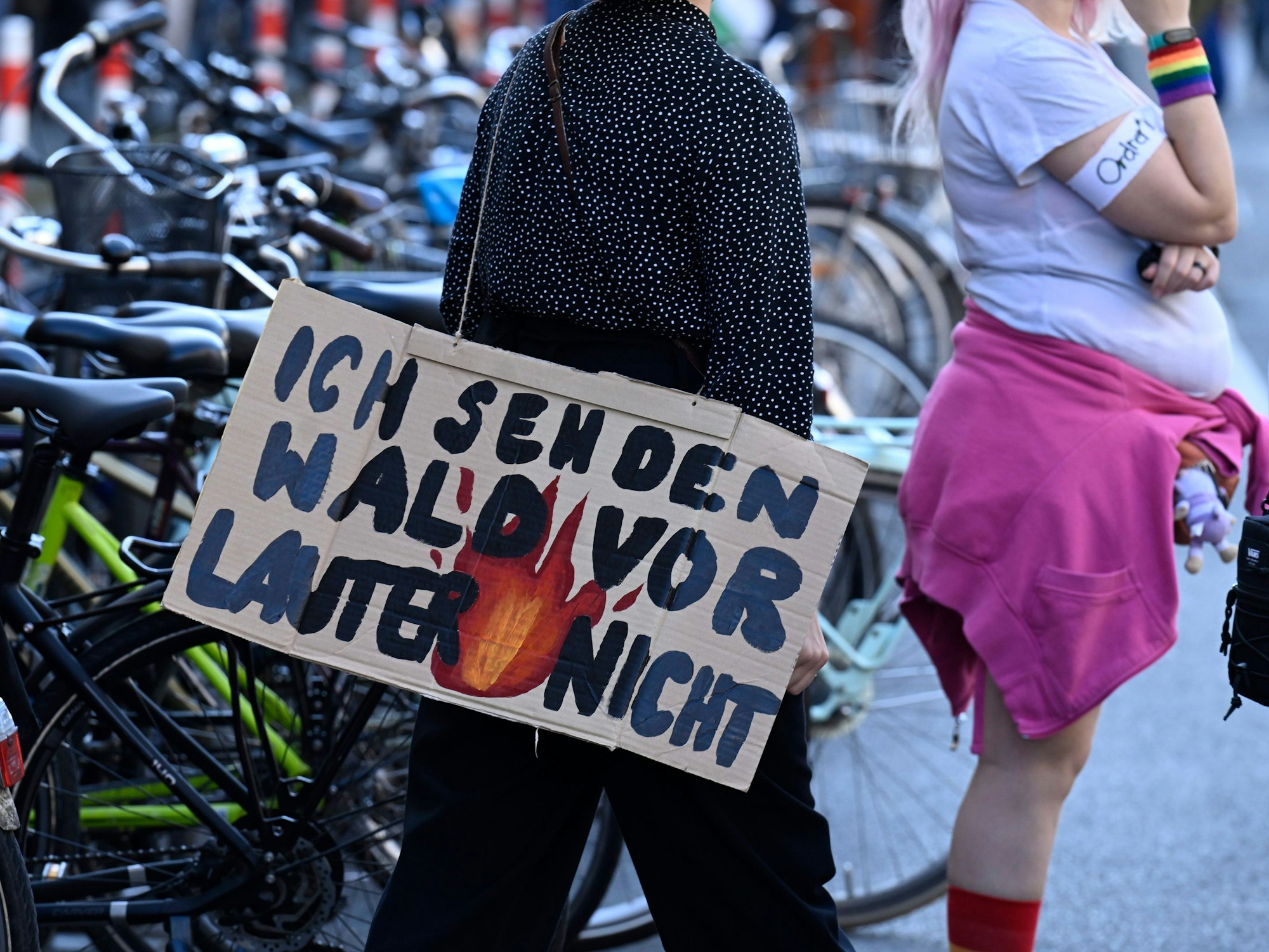 Eine Aktivistin zeigt ein Plakat während der Klimademonstration.
