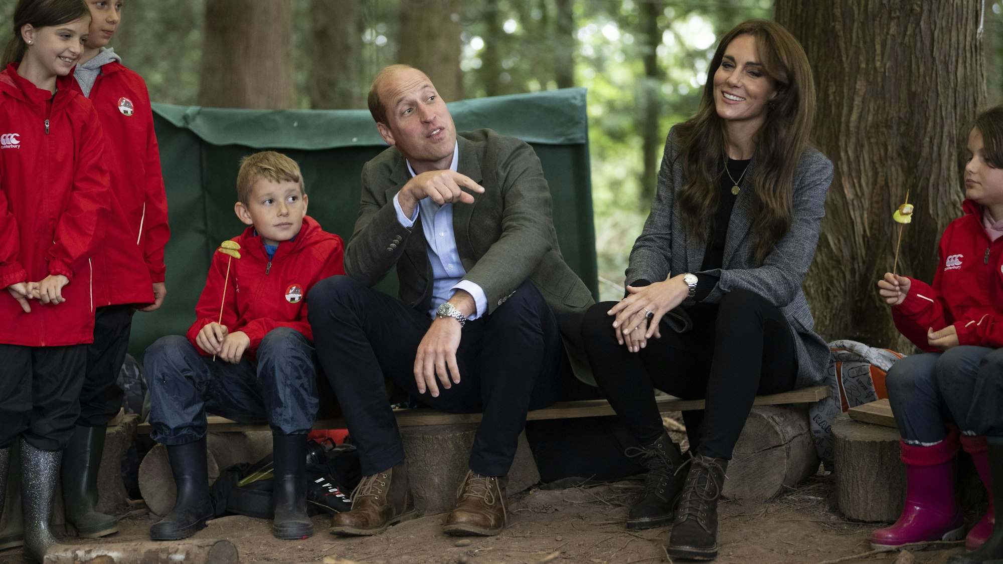 William, Prinz von Wales, und Kate, Prinzessin von Wales, besuchen die Madley-Grundschule, um sich deren Waldschule anzusehen – am selben Tag, als Harry sich mit NATO-Vertretern trifft.