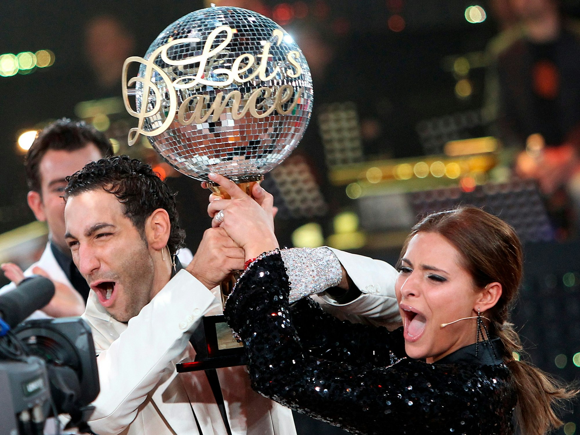 Sophia Thomalla und Massimo Sinatohalten den „Let’s Dance“-Pokal.