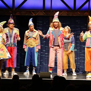 Sechs „Heinzelmännchen“ auf der Bühne