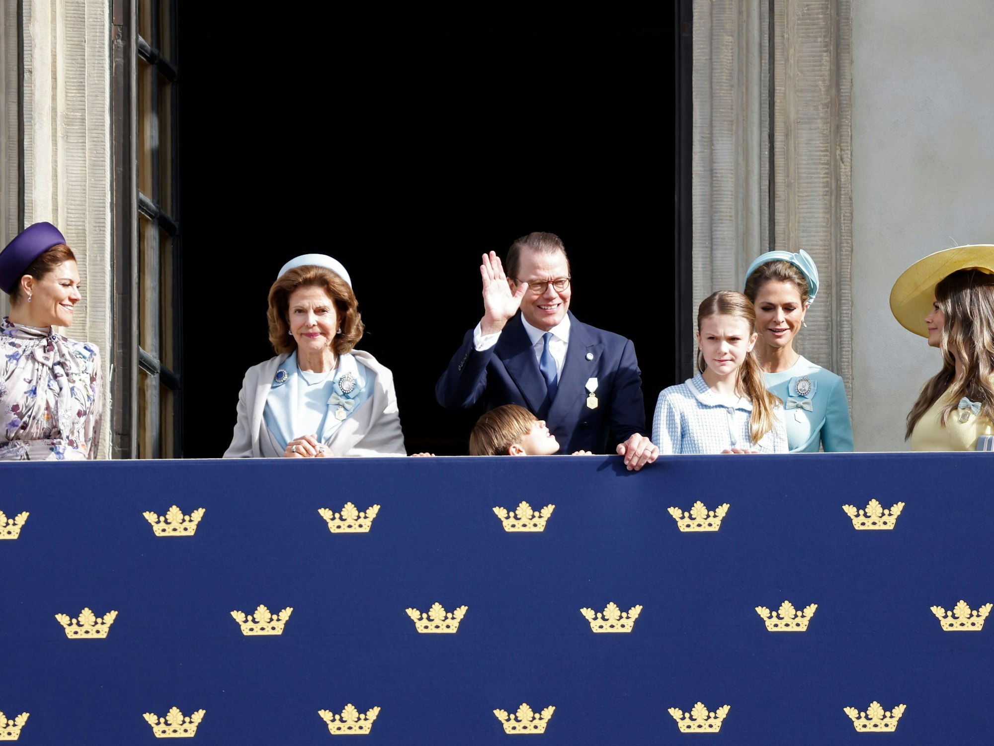 Kronprinzessin Victoria von Schweden, Königin Silvia von Schweden, Prinz Daniel, der heute seinen 50. Geburtstag feiert, Prinzessin Estelle von Schweden, Prinzessin Madeleine von Schweden und Prinzessin Sofia von Schweden beobachten die Wachablösung vom Balkon aus.