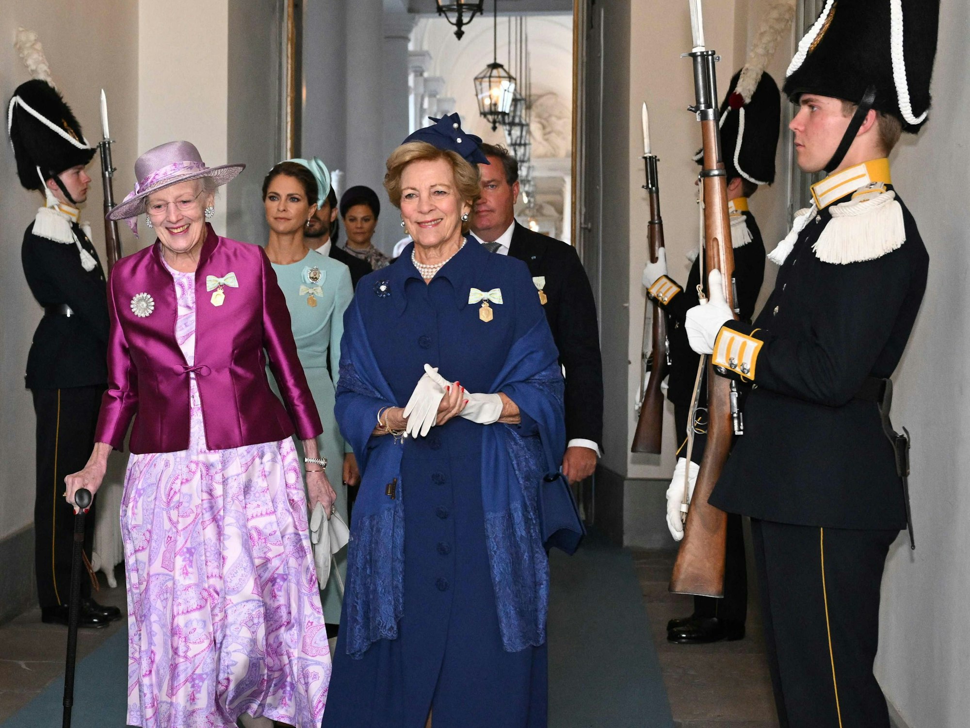 Königin Margrethe II. von Dänemark (2.v.l.) kommt am 15. September 2023 zur Feier des 50. Jahrestages der Thronbesteigung von König Carl XVI. Gustaf im Königlichen Palast in Stockholm, Schweden, an.