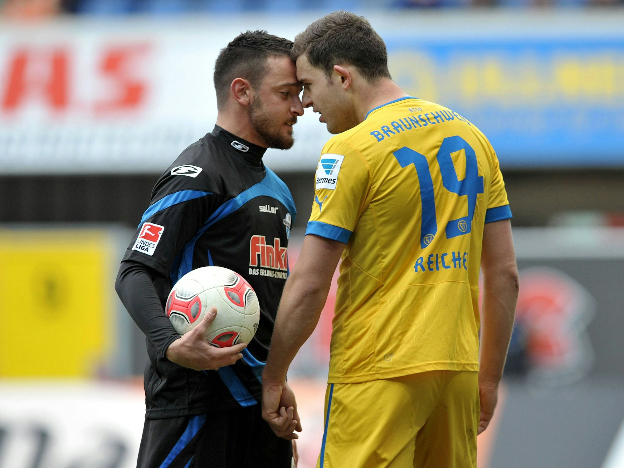 Deniz Naki mit einem Braunschweiger Spieler Stirn an Stirn.