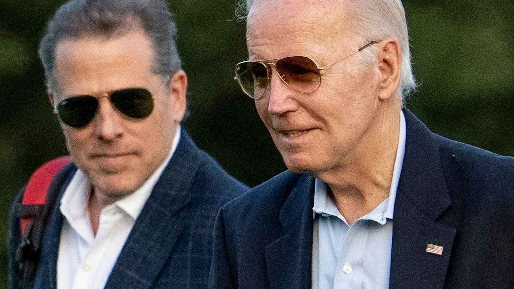 Joe Biden (r), Präsident der USA, und sein Sohn Hunter Biden. Gegen den Sohn von US-Präsident Biden ist wegen eines Verstoßes gegen waffenrechtliche Vorgaben Anklage erhoben worden.