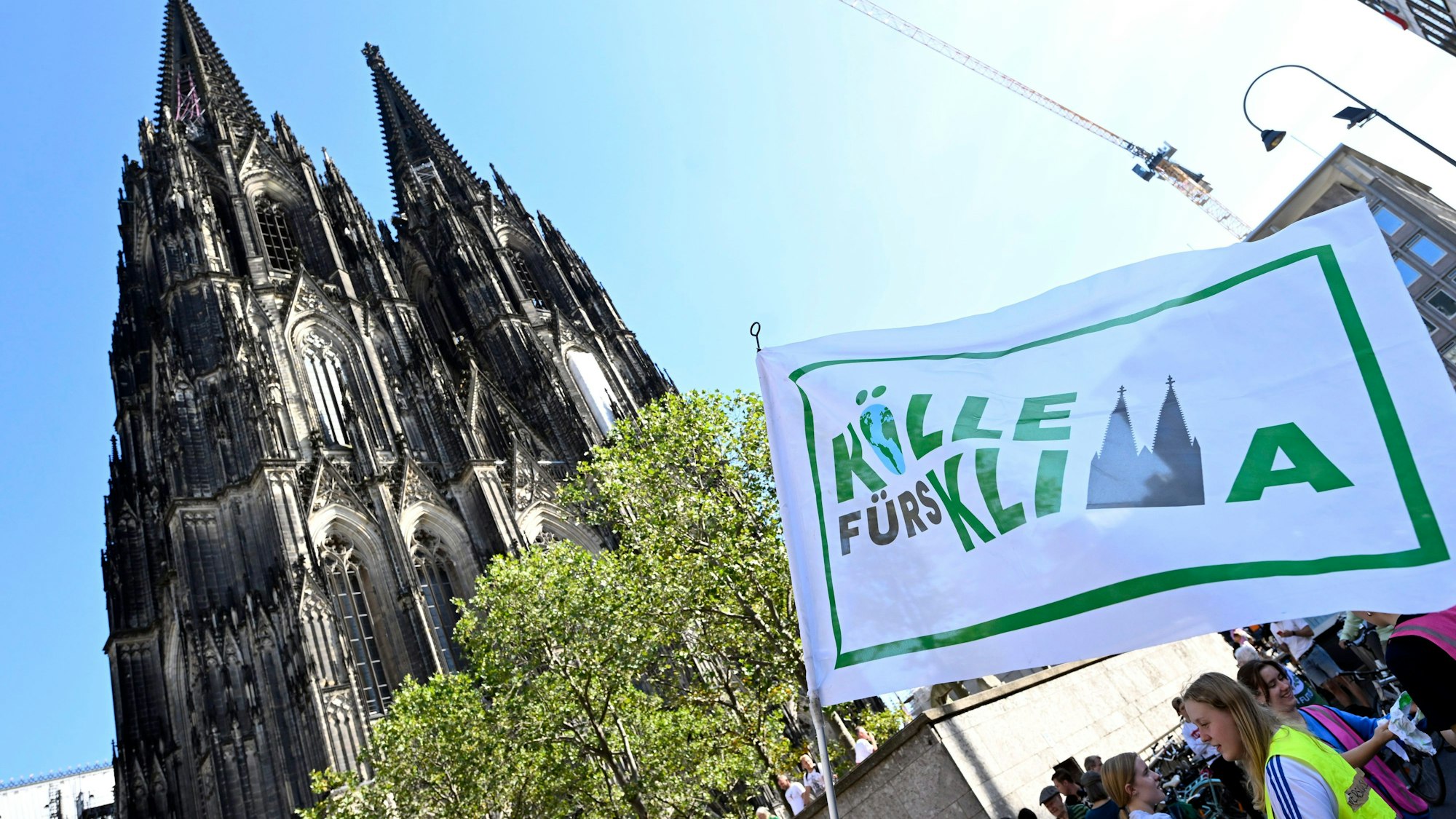 Aktivisten zeigen ihre Fahne vor dem Kölner Dom. Mit mehr als 200 Demonstrationen und Kundgebungen in ganz Deutschland möchte die Klimaschutzbewegung Fridays for Future an diesem Freitag, im Rahmen des globalen Klimastreiks unter dem Motto #EndFossilFuels, die Regierung zu einem schnelleren Ausstieg aus Kohle, l und Gas bewegen.