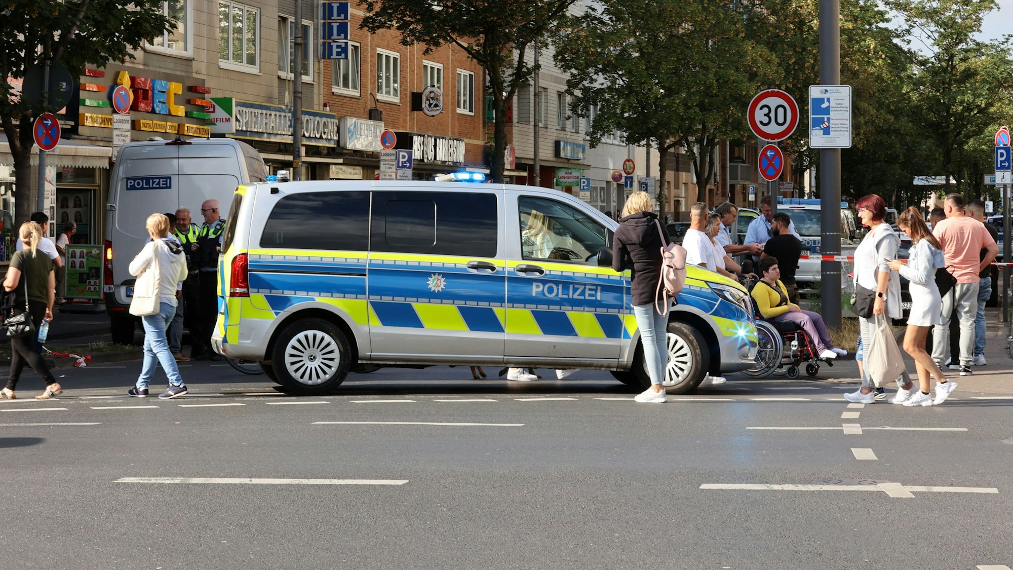Die Polizei bei einem Einsatz in Köln-Kalk.

