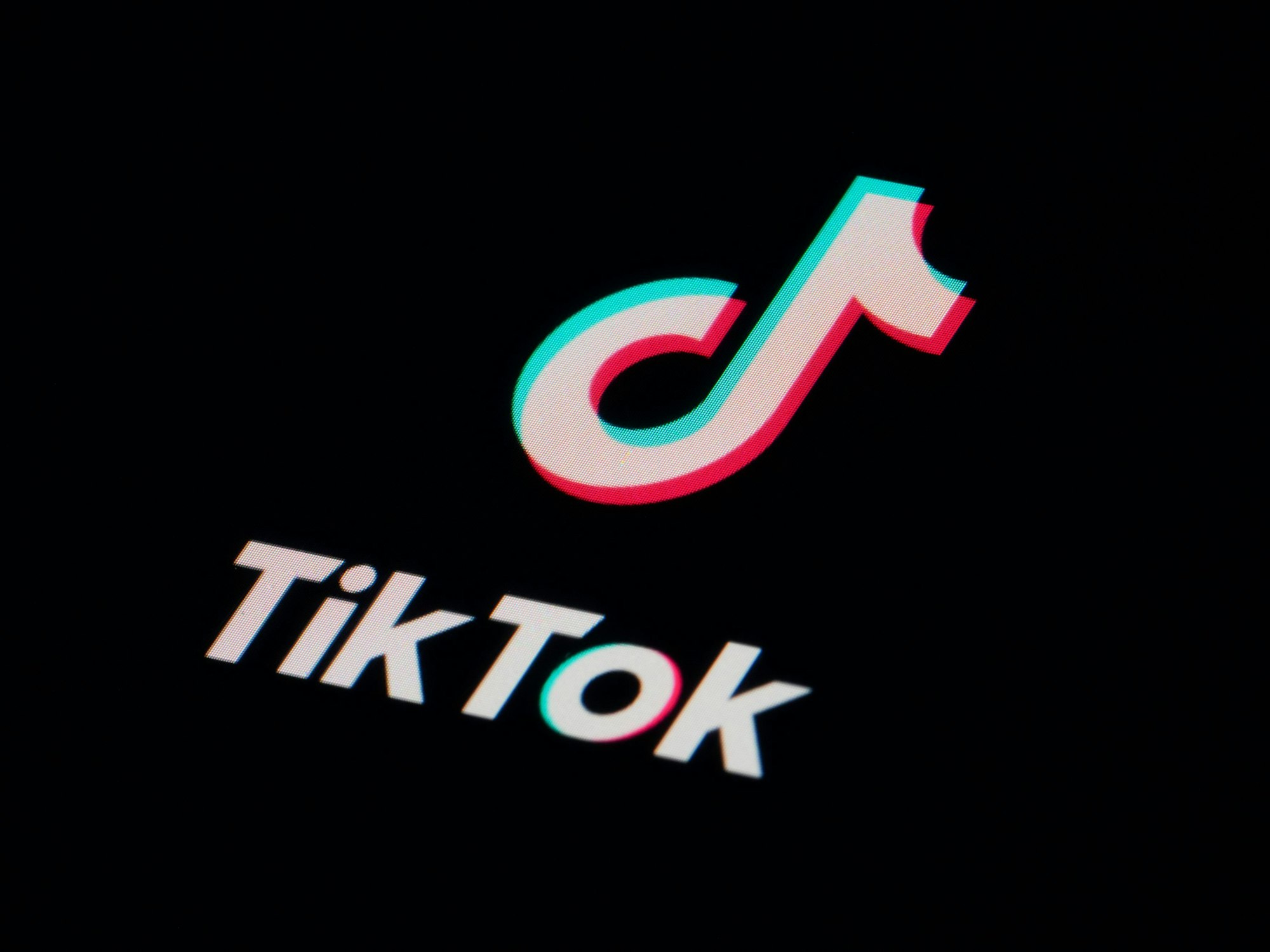 Das Symbol für die Video-Sharing-App TikTok ist auf einem Smartphone zu sehen.