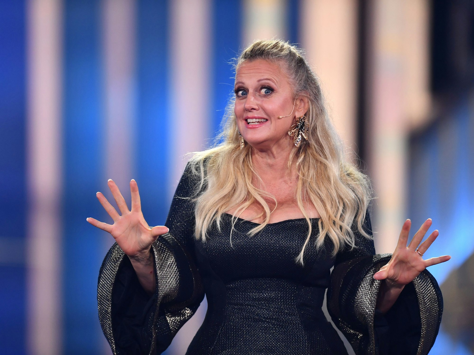 Barbara Schöneberger steht bei der Verleihung des „Deutschen Fernsehpreis“ 2022 auf der Bühne.