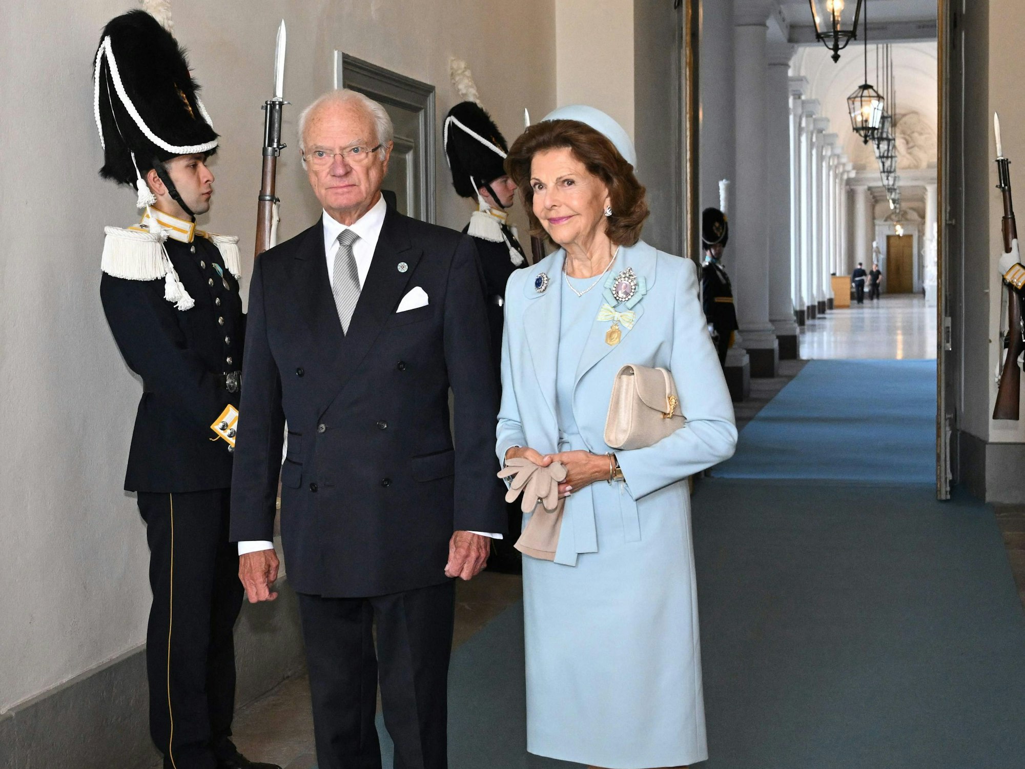 Schwedens Königin Silvia (r) und König Carl XVI. Gustaf (2.v.l.) kommen im September 2023 zur Zeremonie anlässlich des 50. Jahrestages der Thronbesteigung von König Carl XVI. Gustaf im Königlichen Palast in Stockholm, Schweden, an.
