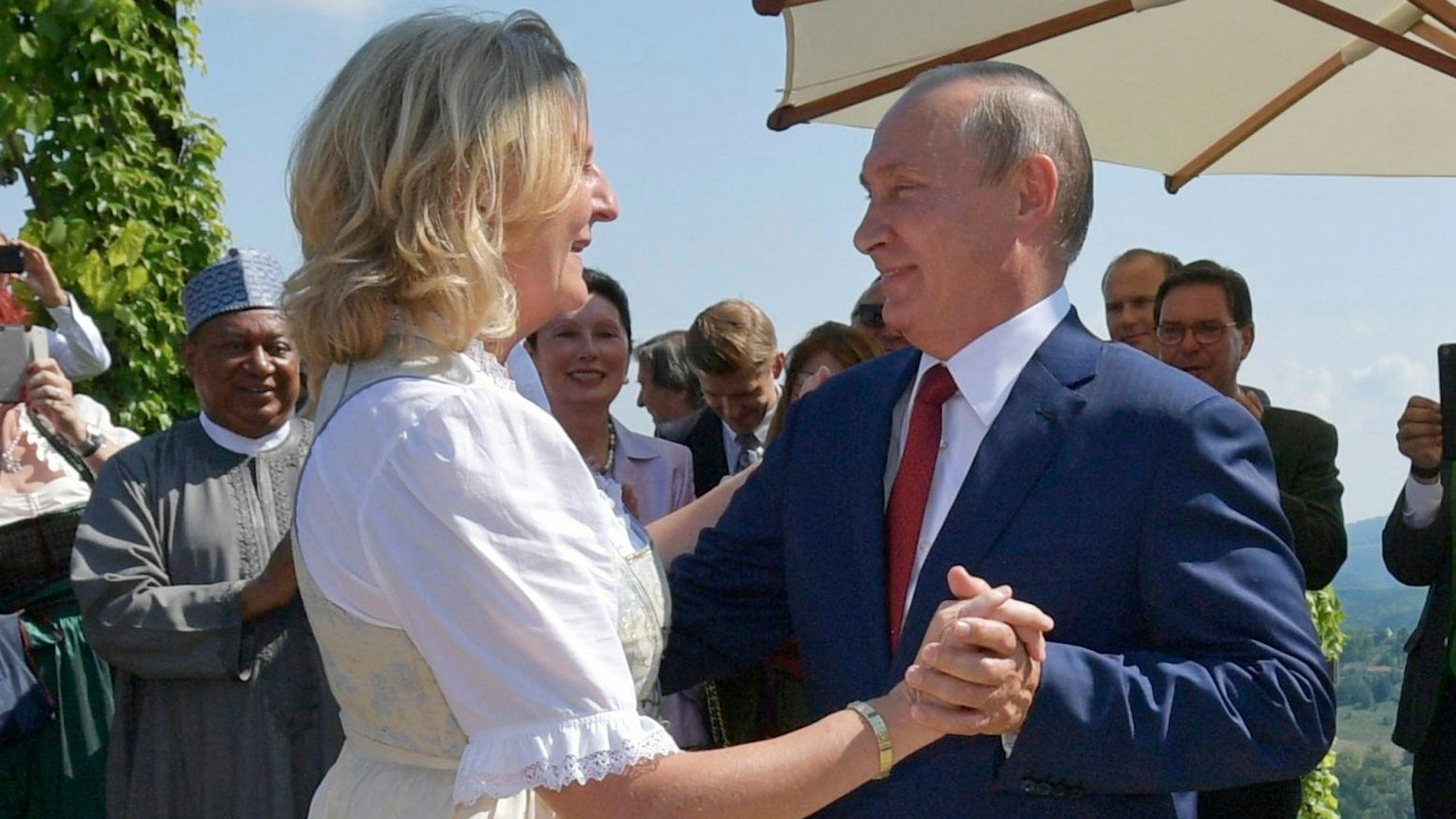 Ex-Außenministerin Karin Kneissl tanzt mit Wladimir Putin